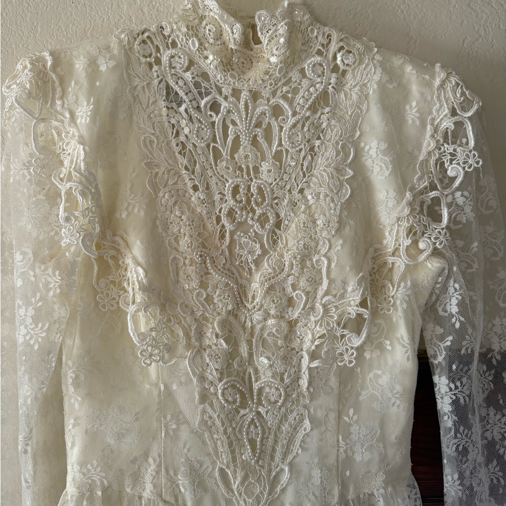 Elegant Lace High Neck vintage 1970s wedding Dress